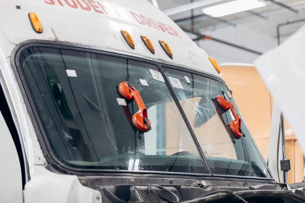 commercial truck glass repair and replacement